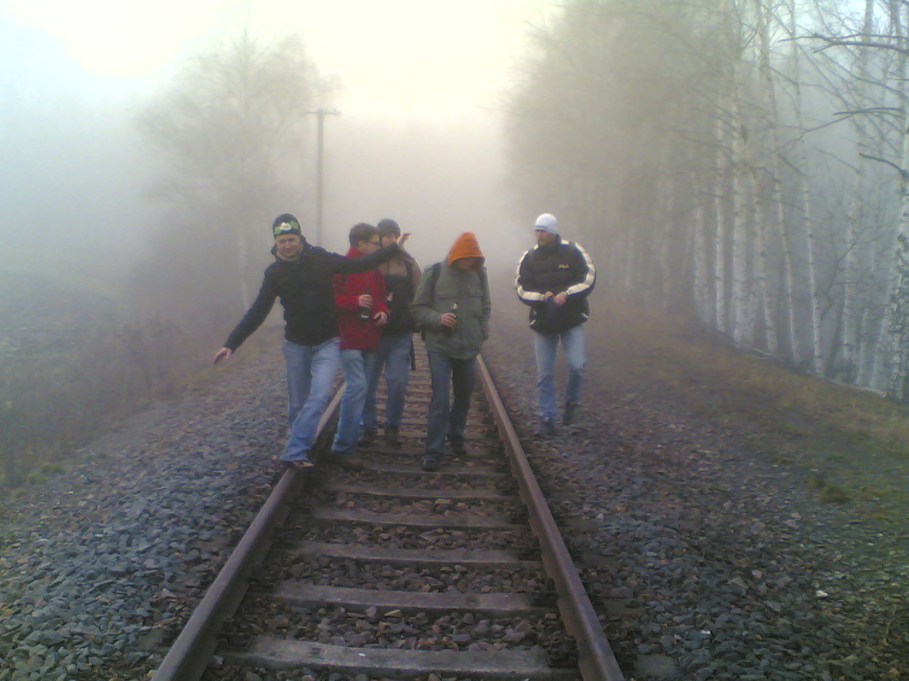 Bahndamm im Nebel mit Kollegen