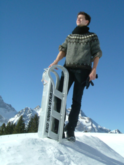 Adrian beim Schlitteln in Engelber, Schweiz
